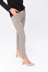 Pantalón de vestir beige con estampado geométrico de rombos negros. Corte ajustado con bolsillos delanteros funcionales y falsos bolsillos traseros.