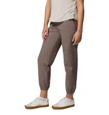 Pantalón jogger color marrón, de corte cónico con puños elásticos en los tobillos, cintura elástica y bolsillos frontales tipo parche.