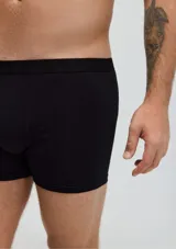 Pack de dos calzoncillos bóxer largos, uno negro y otro azul marino, confeccionados en algodón y elastano, con elástico personalizado en la cintura.