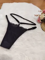 Tanga de lycra negra con detalles de encaje en la parte superior y tiras elásticas regulables en la cintura.