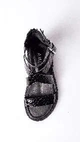 Sandalias negras con textura símil piel de cocodrilo, con plataforma track y tiras anchas con hebillas metálicas ajustables.