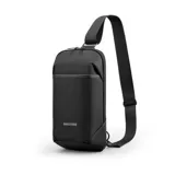 Bandolera tipo sling bag marca Baleine, modelo Atlanta, de diseño ultrafino y ligero. Fabricada en poliéster impermeable y detalles en símil cuero, cuenta con correa reforzada ajustable para uso ambidiestro, bolsillo frontal con velcro y bolsillo trasero de seguridad con cierre.