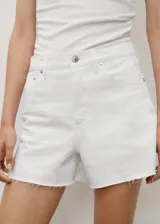 Short de jean blanco con diseño recto, cinco bolsillos, cierre de cremallera y botón, y bajo deshilachado.