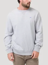 Buzo de algodón orgánico color gris melange, de diseño clásico con cuello redondo, manga larga y terminaciones en rib. Cuenta con un pequeño parche bordado con forma de pato en el pecho.