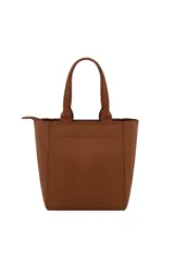 Cartera tipo tote de cuero sintético color suela, con manijas fijas reforzadas y cierre metálico superior.