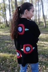 Maxi cardigan negro de lana merino con bordado floral a mano.