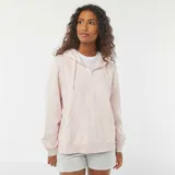 Buzo de muletón color rosado con capucha ajustable mediante cordón, cierre frontal de cremallera y bolsillos tipo canguro.