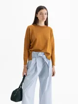 Sweater de lana merino y algodón color marrón, de largo hasta la cadera, con mangas largas y silueta holgada.