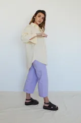 Camisa color amarillo pálido de corte oversize.