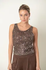 Top italiano de tul con estampado animal print bordado y breteles anchos.