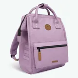 Mochila Cabaia Adventurer Parme de 23 litros, impermeable y vegana, con sistema MOLLE, compartimento acolchado para tablet o PC, correa para sujetar a la maleta y tirantes acolchados antitranspirantes.