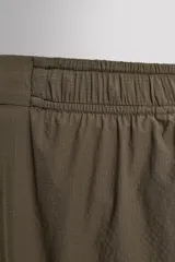 Short de running confeccionado en tejido técnico ligero y elástico con estructura. Cuenta con forro interior, cintura elástica ajustable con cordón, bolsillo trasero con cierre oculto, bolsillos laterales multifunción y aberturas laterales en las perneras.