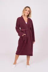 Bata azul marino de toalla con cuello esmoquin, lazo para ajustar en la cintura y bolsillos laterales.