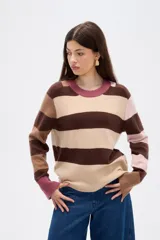 Sweater de tejido de punto con diseño de rayas horizontales en tonos marrones, beige y rosa. Presenta cuello redondo, corte holgado y mangas largas con puños en contraste.