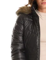 Campera de abrigo de largo medio marca Gallery, con diseño acolchado y costuras que definen la silueta. Cuenta con cierre frontal, bolsillos laterales con cierre, cuello elevado y capucha desmontable con borde de piel sintética.