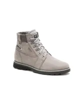 Botas Caterpillar modelo Charli Waterproof, color gris, de caña media con cuello de tejido texturizado, cordones grises y suela de goma con entresuela de EVA. Confeccionadas en cuero y gamuza con tecnología impermeable.