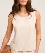 Musculosa sin mangas color crudo, confeccionada en sarga con efecto lino y cuello redondo.