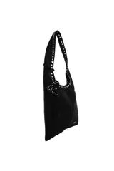 Cartera tipo hobo de Las Oreiro, color bordó, con detalle de tachas metálicas en el borde superior y en la correa. Incluye un dije colgante en forma de corazón con tachas y logo de la marca grabado en la parte inferior.