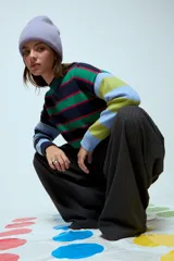 Sweater de punto con diseño de franjas horizontales multicolores en tonos verde, azul marino, rojo y celeste. Presenta cuello redondo y mangas largas con puños acanalados.