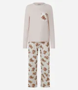 Pijama de dos piezas confeccionado en tejido plush de tacto suave. La blusa es de manga larga, color rosa claro, con cuello redondo y un bolsillo frontal aplicado con estampado de ositos. El pantalón es de corte recto, color blanco, con estampado integral de ositos y cintura elástica.