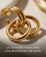 Caravanas colgantes de acero con baño de oro, compuestas por dos aros entrelazados de diseño minimalista.