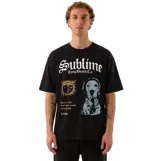 Remera negra de manga corta con estampado gráfico frontal de la banda Sublime, un sol y un perro dálmata.