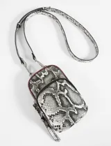 Porta celular con doble compartimento, confeccionado en cuero vegano con estampado de piel de serpiente en tonos grises y blancos. Incluye tarjetero interno y correa extraíble para usar como bandolera o sobre.