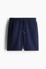 Short de felpa liviana con interior cepillado, cintura elástica con cordón de ajuste, bolsillos laterales y bolsillo trasero.