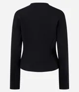 Campera femenina de punto roma en color negro, con diseño acinturado y efecto peplum. Presenta cierre frontal con cremallera metálica, escote en V y bolsillos delanteros.
