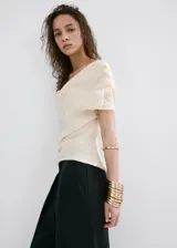 Pantalón de corte recto y tiro medio con detalle de pinzas, bolsillos laterales y cierre oculto.