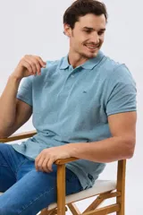 Remera polo piqué de algodón color amarillo, con cuello y puños acanalados, y cierre frontal de botones.