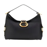 Bolso de hombro tipo hobo de Guess, color negro con textura granulada. Presenta herrajes y un dije frontal con el logo 'G' de Guess en tono dorado. Tiene una correa de hombro fina y detalles de argollas doradas a los costados.