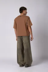 Jean baggy de corte amplio y relajado, color celeste claro, con diseño de pierna ancha y estilo urbano.