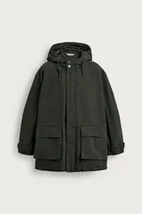 Parka relaxed fit color verde militar con capucha ajustable, bolsillos frontales con solapa y cierre de cremallera oculta con botones a presión.