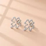 Caravanas tipo broquel con diseño de trébol de cuatro hojas calado, fabricadas en plata 925.