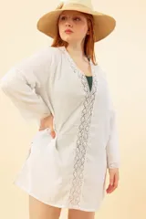 Kimono de playa blanco de tela ligera, fresca y fluida con escote en V y detalles de puntilla de algodón combinada.