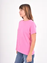 Remera de algodón de corte clásico, con cuello redondo y mangas cortas con dobladillo.