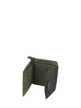 Billetera marrón de cuero con diseño exterior trenzado, solapa con cierre de broche magnético y correa de muñeca desmontable.