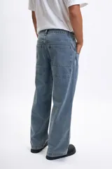 Pantalon de jean corte skater, color azul, con diseño de pierna ancha y tiro medio.