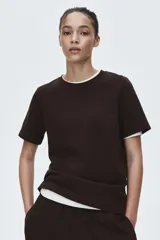 Camiseta de manga corta en punto interlock pesado, color marrón oscuro, con cuello redondo ribeteado en canalé y bajo recto.