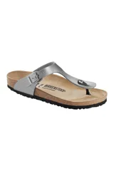 Sandalias Birkenstock modelo Gizeh, color plateado, con tira de cuero sintético Birko-Flor® ajustable con hebilla. Plantilla anatómica de corcho y látex forrada en gamuza y suela de EVA.
