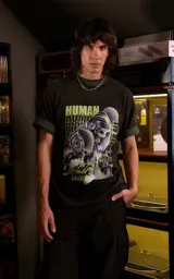 Remera de algodón premium con calce oversize, cuello redondo y mangas cortas. Presenta un estampado gráfico frontal con temática de Daft Punk en tonos verdes y negros.