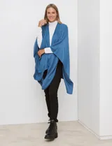 Ruana de tejido soft, color marrón óxido, de corte amplio y sin cierres, con cuello redondo.