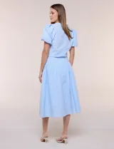 Falda midi abotonada de textura gofrada y diseño a rayas. Presenta cintura ancha entallada, abotonadura frontal completa, corte con frunce para mayor amplitud y bolsillos laterales funcionales. Cuenta con forro interno.