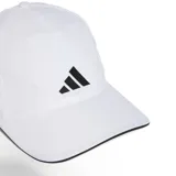 Gorra deportiva Adidas AEROREADY de cinco paneles en color blanco con el logo de la marca en negro al frente y ribete negro en la visera.