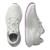 Championes de running Salomon modelo Aero Glide 3, color blanco con detalles en lila y suela morada. Cuentan con amortiguación de alta densidad y capellada de malla sin costuras.