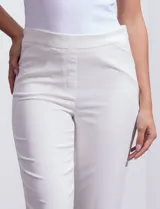 Pantalón de crepe color blanco, marca Zac & Rachel, con bolsillos inclinados delanteros y bolsillos ojal traseros.