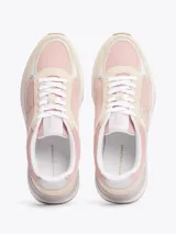 Zapatillas deportivas Tommy Hilfiger color rosa y beige, con paneles de malla y detalles distintivos de la marca, como el monograma TH en el lateral y la lengüeta.