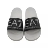 Ojotas grises con banda ancha negra con logo EA7 Emporio Armani en blanco.