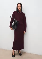 Jersey de punto color bordó, con cuello redondo y diseño de manga larga holgada.